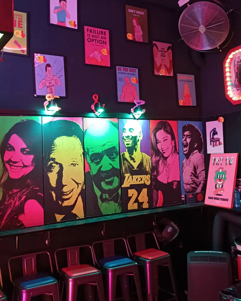 Parete di pannelli pop-art e poster ironici al 7COINS